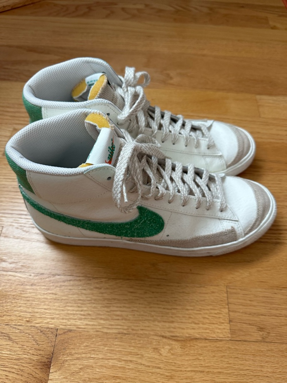 Nike Blazer Mid ’77 Vintage White High-Top Sneakers with Green Swoosh / size 11
